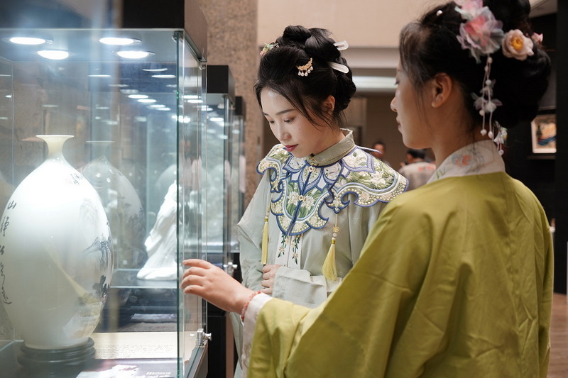 瓷韵榕城 瓷承文脉 “中国白·德化瓷”名家名作及文创IP展在福州开幕 - 憨鼠网