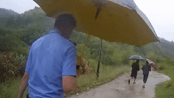 暴雨突至，民警勇救被困群众 - 憨鼠网