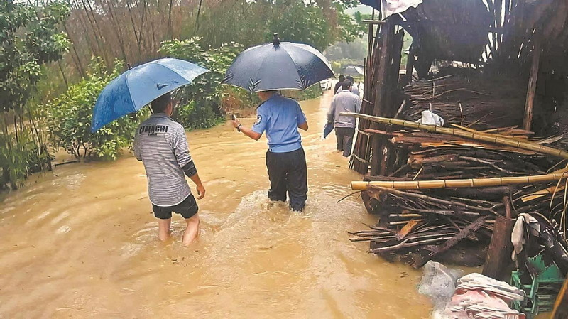 两钓友被困水库 民警冒雨救出 - 憨鼠网