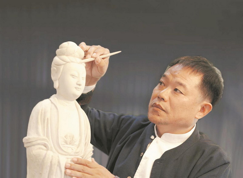 中国工艺美术大师连紫华：让千年德化白瓷绽放新光彩 - 憨鼠网