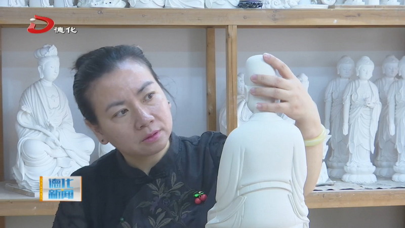 黄明玉《俗世莲心》：匠心塑莲心 风骨传古今 - 憨鼠网