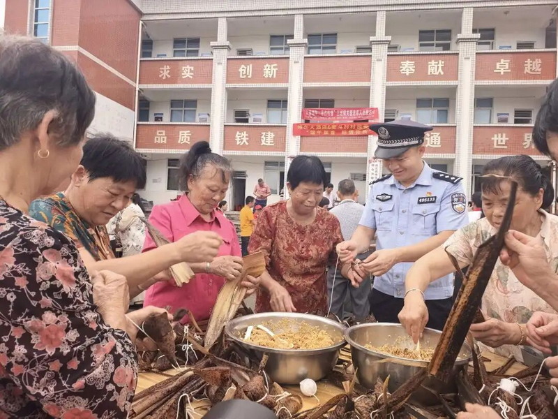 德化县见义勇为协会下沉基层开展暖心服务活动 - 憨鼠网