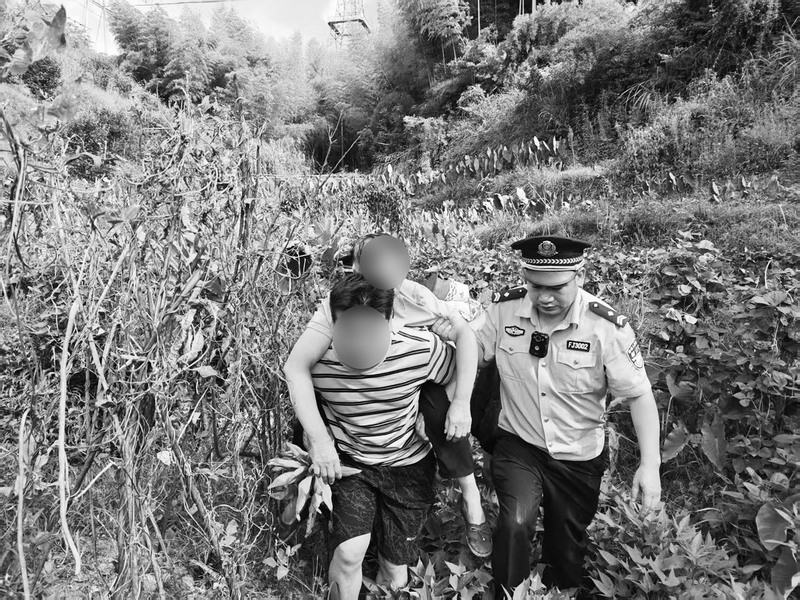 六旬老人失联户外中暑 民警4小时寻回送医 - 憨鼠网