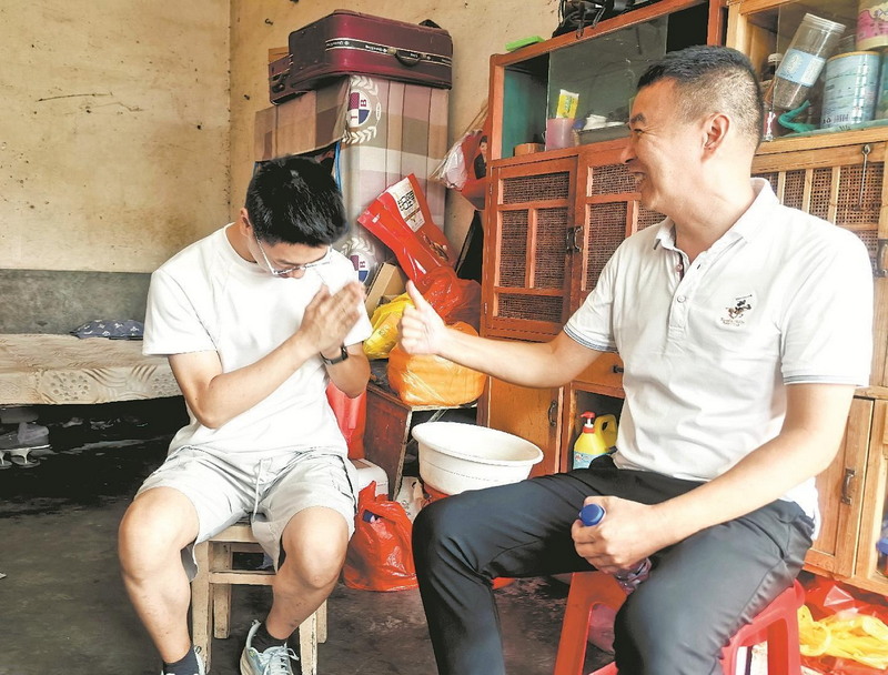 听闻录取喜讯，爱心夫妇上门探望学子——升级助学标准 为少年求学护航 - 憨鼠网