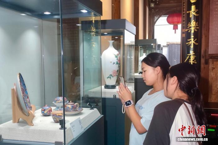 素韵绘丹青 德化瓷画艺术联展亮相福州三坊七巷 - 憨鼠网