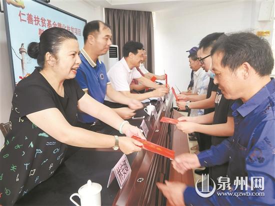 产业扶贫见成效，受助企业履行协议——20万元慰问困难群众 - 憨鼠网