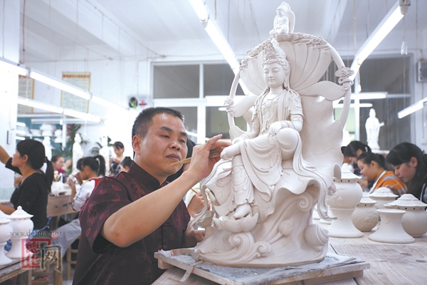 郑雄文：为白瓷做“嫁衣”的党员工匠 - 憨鼠网