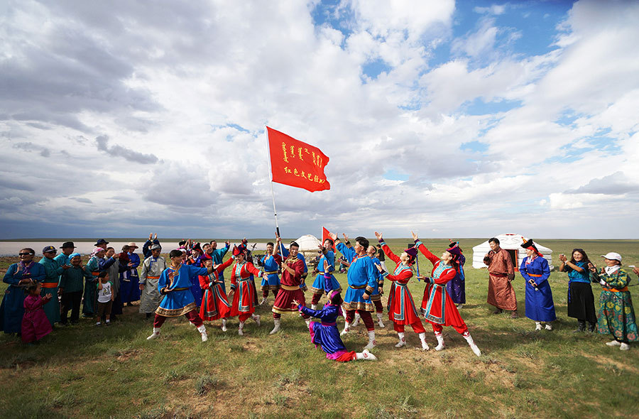 内蒙古苏尼特右旗乌兰牧骑队员到牧区演出。