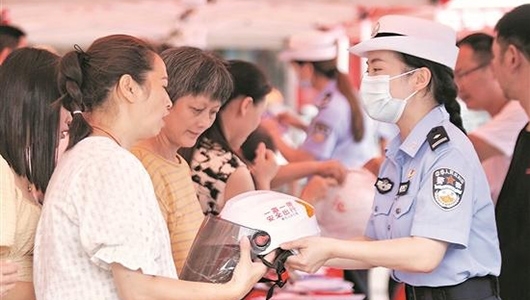 免费发放头盔 讲解安全知识 - 憨鼠网