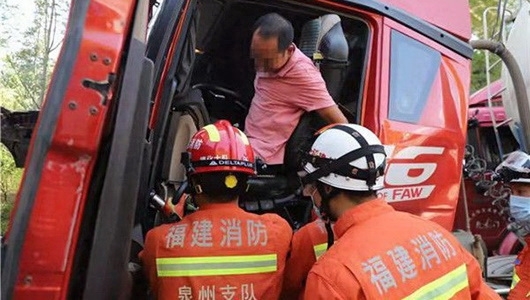 两车追尾男子被困 德化消防及时救援 - 憨鼠网