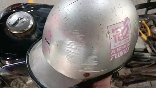 男子头部撞击地面摩擦，关键时刻，保命靠它 - 憨鼠网