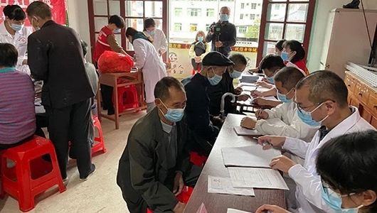 县中医院：一站式体检车开进村 健康义诊服务送上门 - 憨鼠网