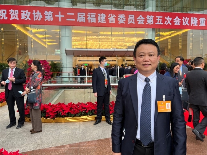 【聚焦“福建两会”·代表委员说】省政协海外特邀委员郑鹏飞：增强文化自信，擦亮福建陶瓷名片 - 憨鼠网