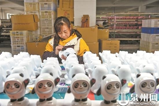 德化：赶工生产“冰墩墩、雪容融” - 憨鼠网