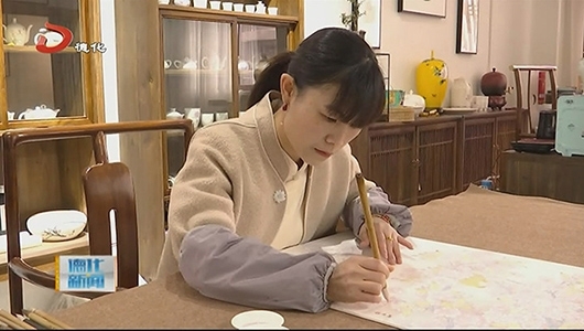 庄晓明：丹青妙手 白瓷上描绘自然繁与空 - 憨鼠网