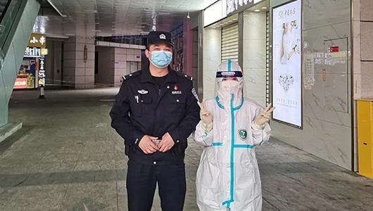 战疫“夫妻档”的浪漫：“是你呀，难怪眼熟！” - 憨鼠网