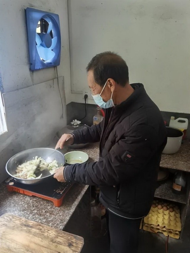 点赞！德化七旬大爷为抗疫“战士们”做爱心餐 - 憨鼠网