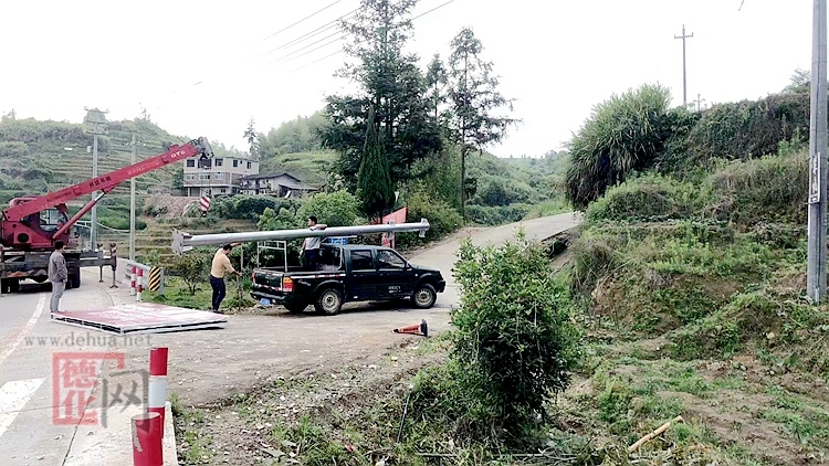 公路旁违法立广告牌，拆！ - 憨鼠网