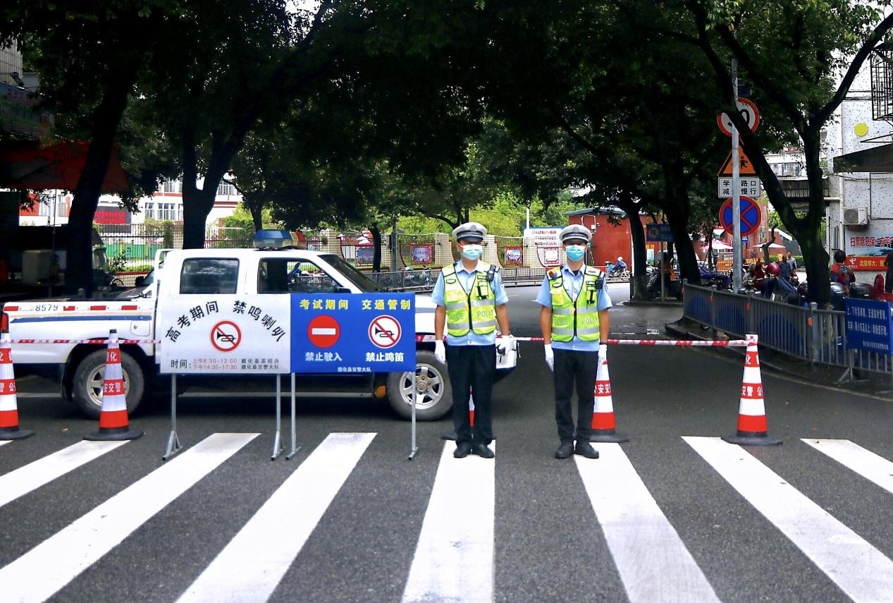 高考首日 德化交警全力​护航 - 憨鼠网