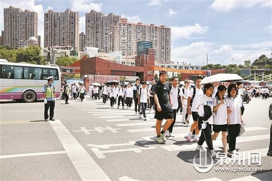 “警”随中考 为梦想护航 - 憨鼠网
