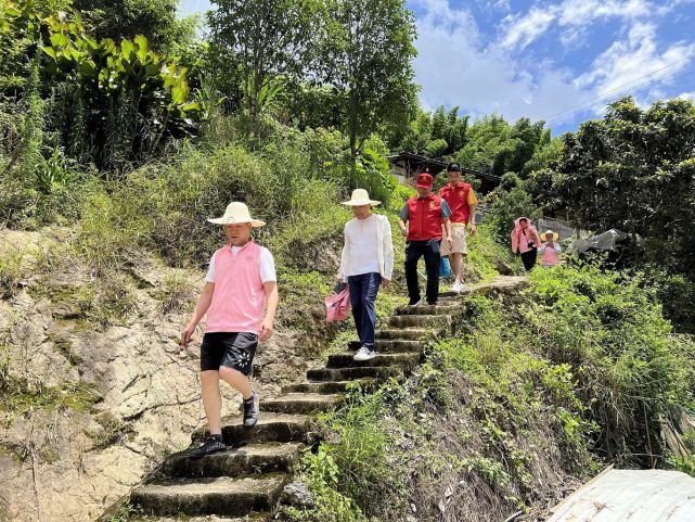 上涌：党建引领聚合力 志愿服务暖民心 - 憨鼠网
