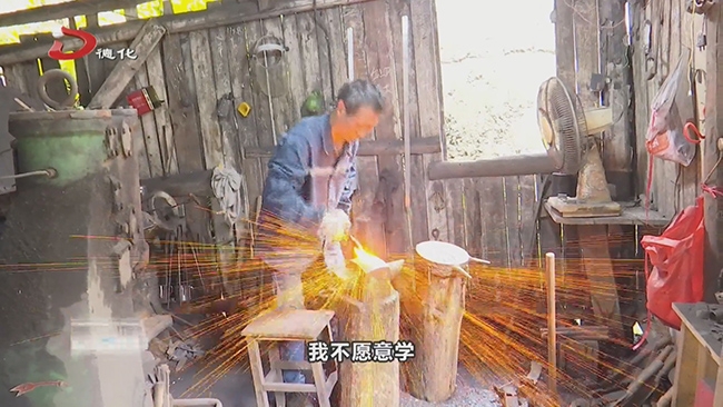 打铁匠梁廉凯：传统手艺的坚守者 - 憨鼠网