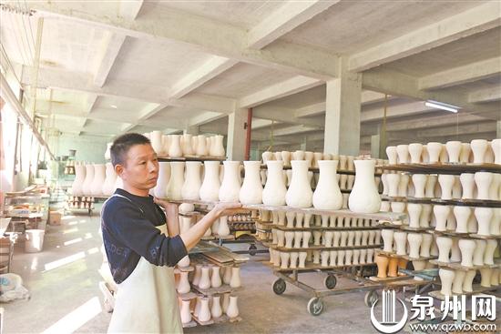 “2022卡塔尔世界杯”官方特许商品陶瓷杯由德化造 - 憨鼠网
