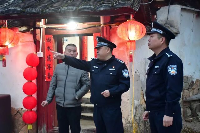 村民闹元宵，区域联勤民警来守护 - 憨鼠网