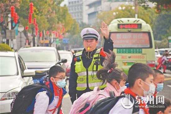 站好“护学岗” 撑起“安全伞” - 憨鼠网