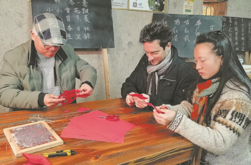 德化云溪村：体验云溪剪刻纸技艺 - 憨鼠网