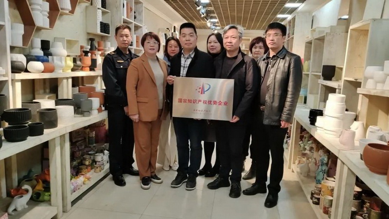 县领导为“国家知识产权优势企业”“福建省知识产权优势企业”授牌 - 憨鼠网