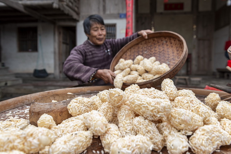 手工制作“粩花” 备足“古早”年味 - 憨鼠网