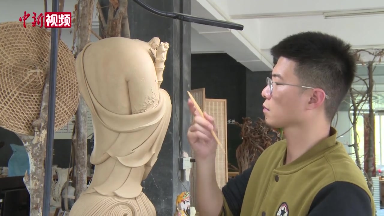 福建“瓷二代”以“非遗”瓷雕展现“非遗”文化 - 憨鼠网