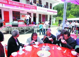 爱心送入深山里 寿宴办到家门口 - 憨鼠网