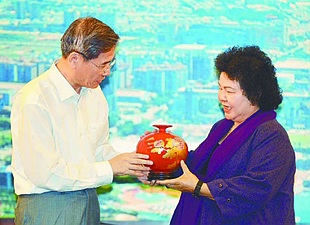 张志军回赠陈菊德化富贵红瓷瓶 - 憨鼠网