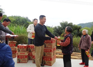 德化广播电视事业局到雷峰镇格后村开展关爱老年人活动 - 憨鼠网