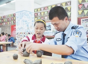 大手牵小手 民警与学生 一起做陶瓷 - 憨鼠网
