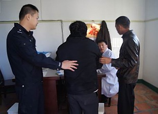 三班所处置一肇事精神病患，保护当地群众安全 - 憨鼠网