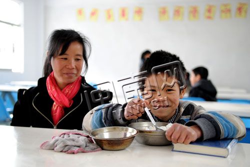 德化三班中心小学特殊家长会 留守儿童笑与泪相伴 - 憨鼠网