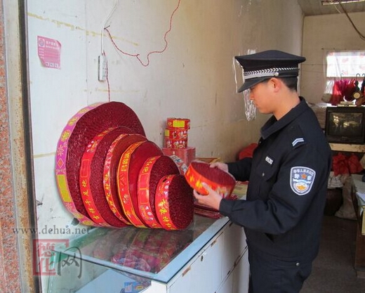 汤头派出所加强对烟花爆竹销售点的安全监管 - 憨鼠网