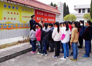 雷峰所深入校园开展“假前最后一课”宣传 - 憨鼠网