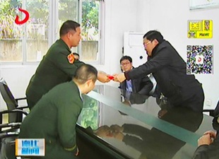 德化县领导走访慰问驻德部队、计生困难户、失独户[视] - 憨鼠网