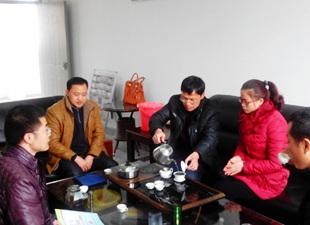 县委组织部领导莅临尚思小学走访慰问县拔尖人才 - 憨鼠网