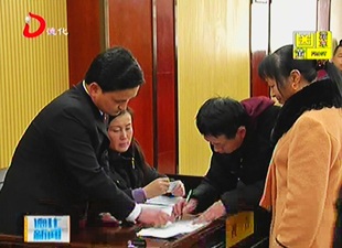 90名工人领回27万多元被拖欠的工资[视] - 憨鼠网