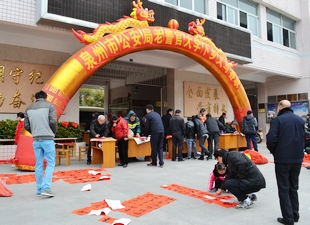 老警官下乡义务写春联 - 憨鼠网