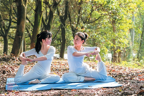 市民醉于青山绿水间练瑜伽 - 憨鼠网