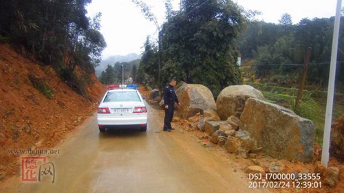 龙门滩派出所加强降雨天气道路巡查 - 憨鼠网