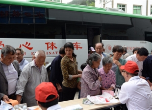 爱心体检车开进老区送温暖 - 憨鼠网