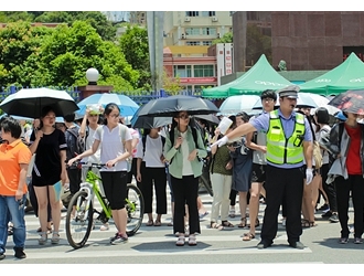 德化：场内考学生 场外考交警 - 憨鼠网