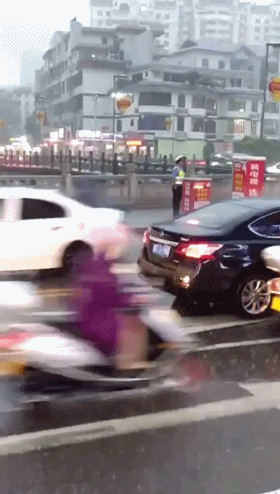 交警冒雨执勤 群众纷纷点赞 - 憨鼠网